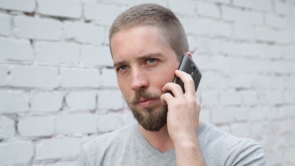 Hombre hablando por teléfono — Vídeo de stock