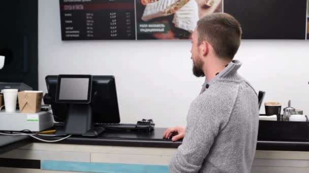 Człowiek przy pakiet a filiżankę kawy w restauracji fast food — Wideo stockowe