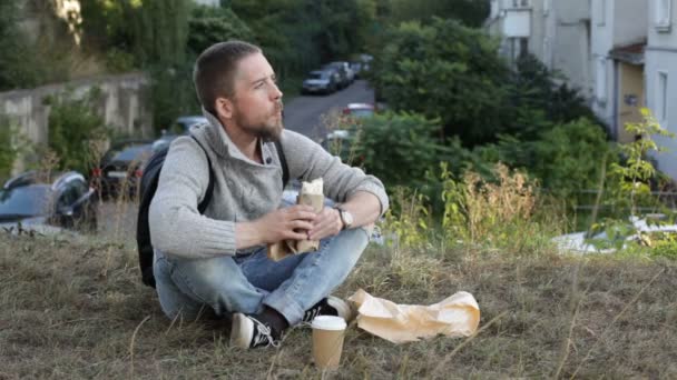 Youg hombre merienda al aire libre — Vídeos de Stock