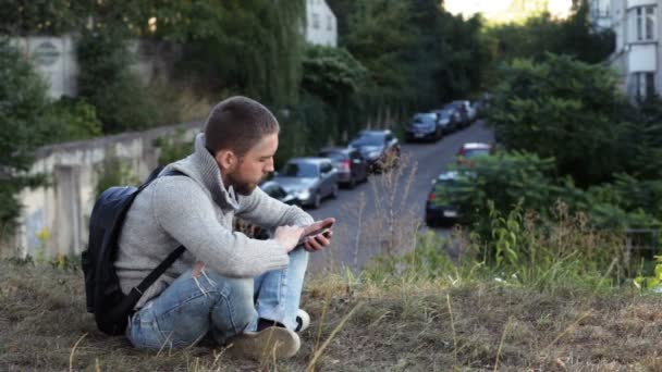 Man op zoek op de smartphone — Stockvideo