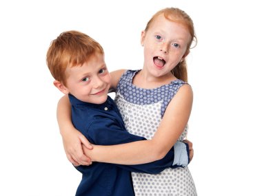 Kardeş eğleniyor sarılma