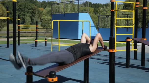 Hombre haciendo la pierna plantea ejercicio — Vídeos de Stock