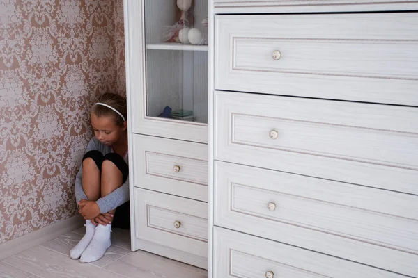 Niña sentada en la esquina — Foto de Stock