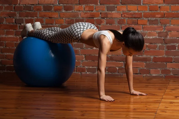 Modelo de fitness haciendo ejercicio con fitball —  Fotos de Stock