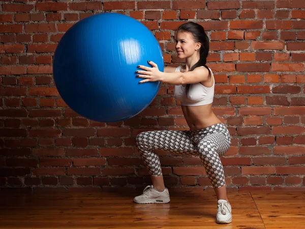 Fitness model výkonu s fitball — Stock fotografie