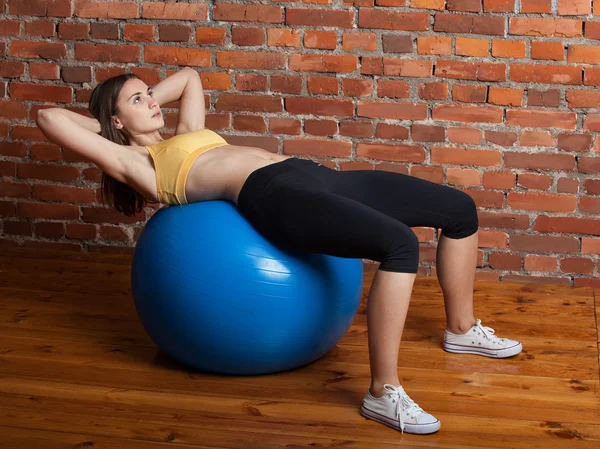 kadın basın bir b arka planı topa sallıyor