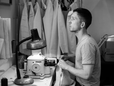 Adam sewsthe terzi dükkanında furrier makinasıyla dikiş