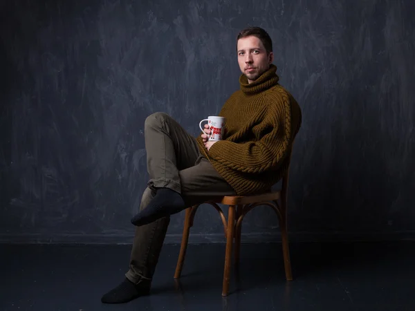 Retrato de estudio de un tipo barbudo en un estilo navideño —  Fotos de Stock