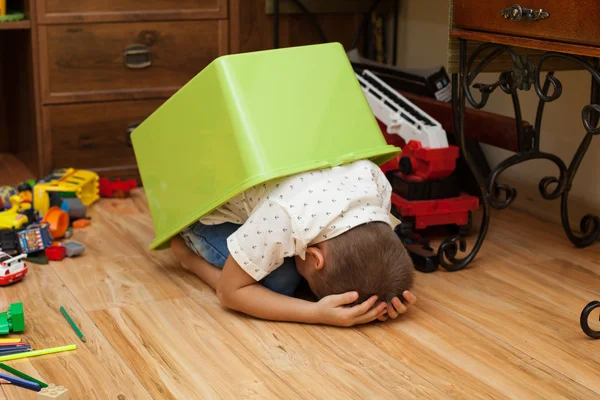 Маленький хлопчик ховається в коробці — стокове фото