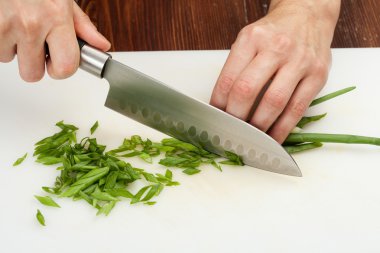 Gemide bir mutfak bıçağı ile Sebze kesme