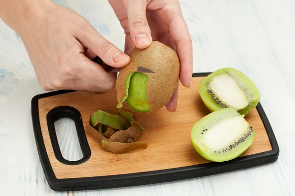 Couper le couteau à fruits sur une planche à découper — Photo