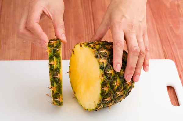 Cortar el cuchillo de frutas en una tabla de cortar — Foto de Stock