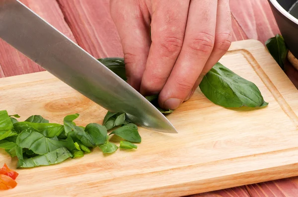 Couper les légumes avec un couteau de cuisine sur la planche — Photo