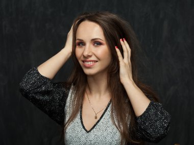 koyu arka plan üzerinde güzel esmer