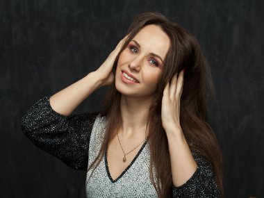 koyu arka plan üzerinde güzel esmer