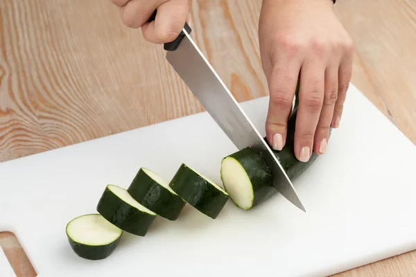 Couper les légumes avec un couteau de cuisine sur la planche — Photo
