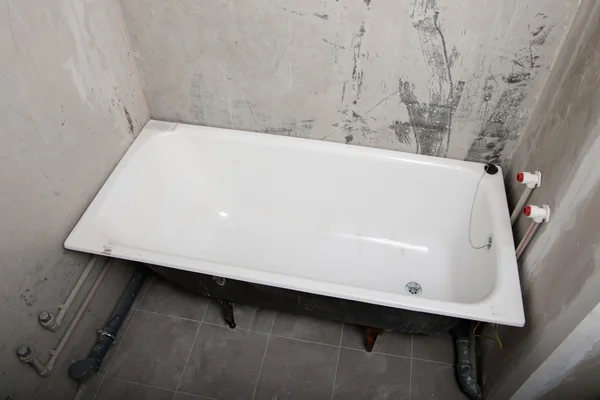 Banheiro em um novo apartamento sem reparo — Fotografia de Stock