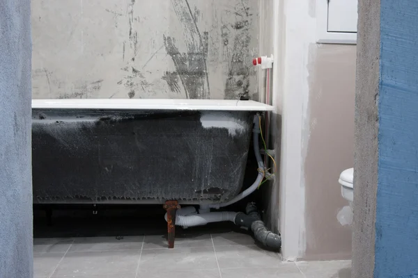 Ванна в новій квартирі без ремонту — стокове фото