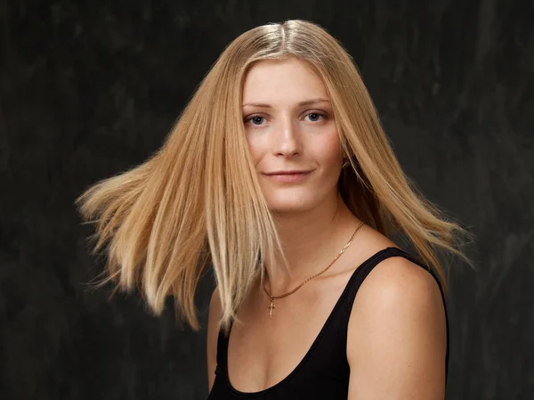 Studiový portrét mladé blond a usměvavý — Stock fotografie