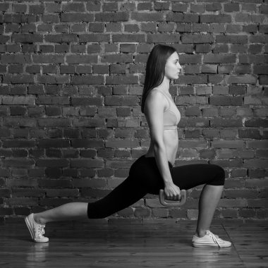 lunges dumbbells ile yapıyor kız