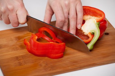 Gemide bir mutfak bıçağı ile Sebze kesme