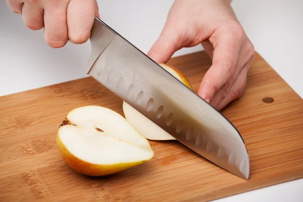 Couper le couteau à fruits sur une planche à découper — Photo