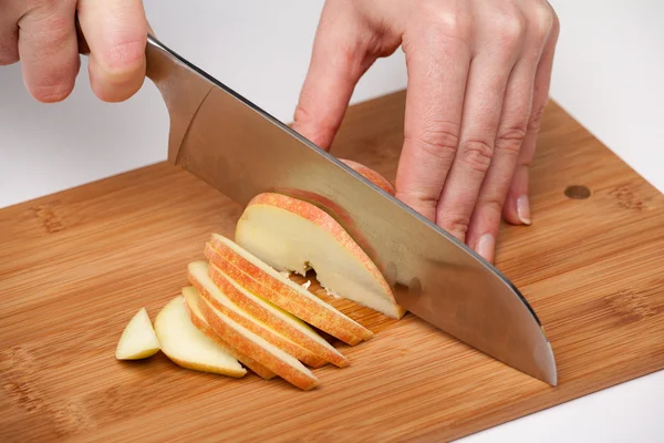 Meyve bıçağı bir kesme tahtası üzerinde kesme