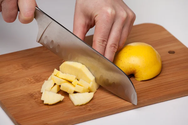 Couper le couteau à fruits sur une planche à découper — Photo