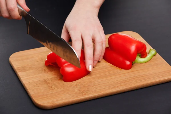 Couper les légumes avec un couteau de cuisine sur la planche — Photo