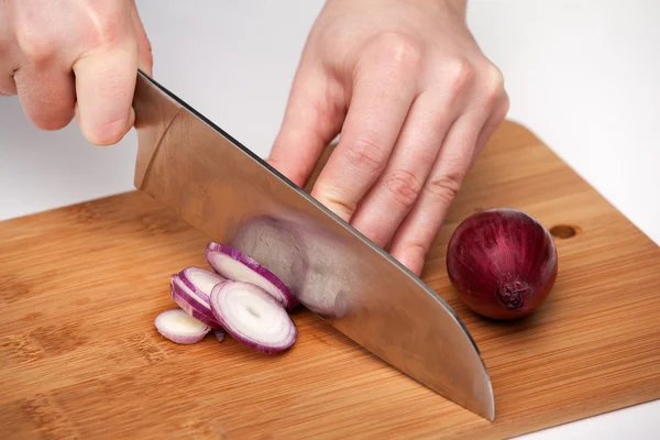Couper les légumes avec un couteau de cuisine sur la planche — Photo