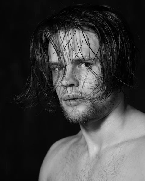 Érzéki fekete-fehér portré, fiatal férfi — Stock Fotó