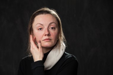 soluk karışık kadın yüzüne dokunmak