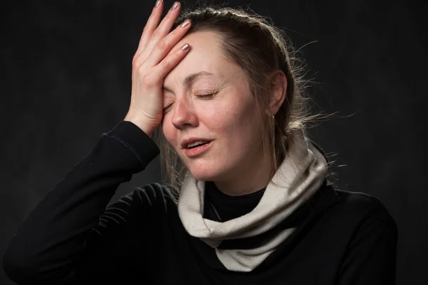 Mujer pálida y cansada con los ojos cerrados — Foto de Stock