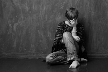 Yalınayak kız wal yakındaki yerde ağlıyor