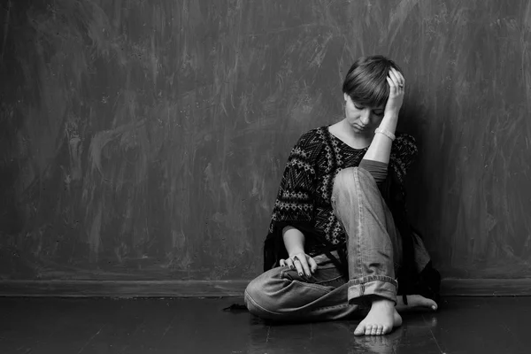 가정 폭력-슬픈 맨발 소녀 — 스톡 사진