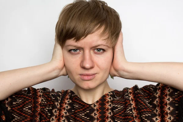 Poncsó nő lezárta a fülét a pálmák — Stock Fotó