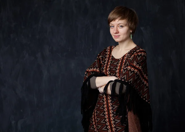 Jeune femme souriante, les mains croisées — Photo