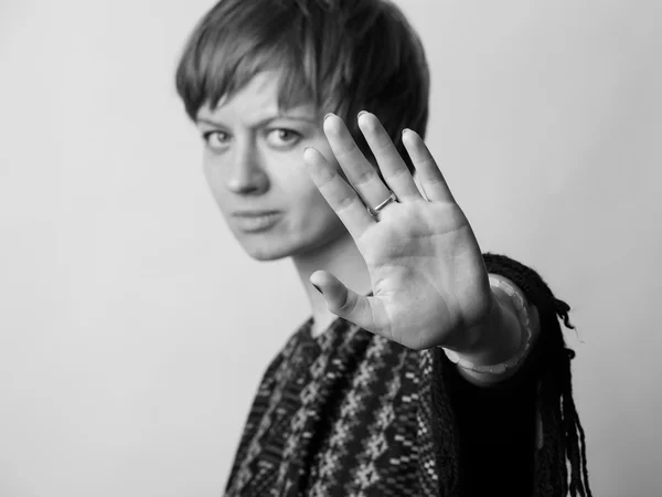 Huiselijk geweld - vrouw zetten de palm infront van zichzelf — Stockfoto