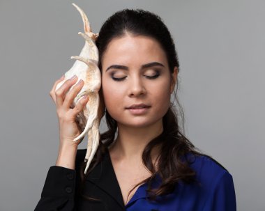 Bir seashel ile çekici esmer