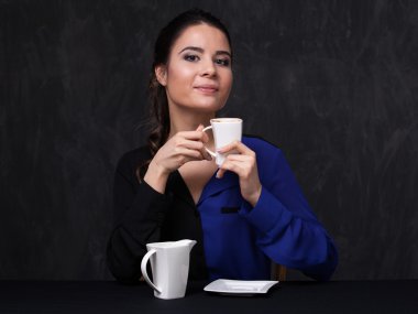  Çekici esmer bir fincan tutmak 