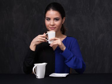  Çekici esmer bir fincan tutmak 