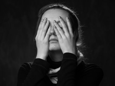 Genç, üzgün bir kadının portresi.