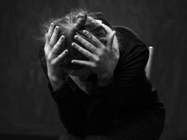 Genç, üzgün bir kadının portresi.