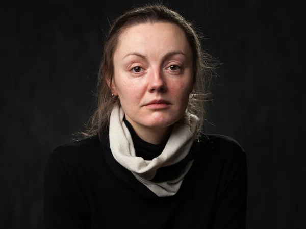 Retrato de una joven mujer triste y desorientada —  Fotos de Stock