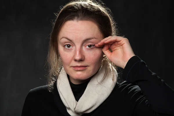 Junge traurige Frau, die Tränen wischt — Stockfoto