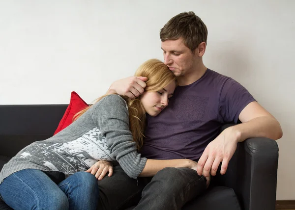Una coppia è seduta sul divano — Foto Stock