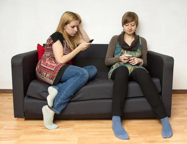Две молоденькие женщины с телефонами — стоковое фото