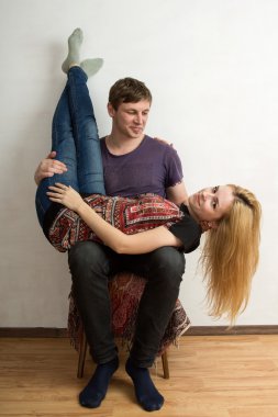  Kadın adamın diz ters yatıyor