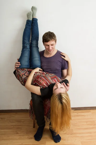 Женщина лежит вверх ногами на коленях у мужчины — стоковое фото