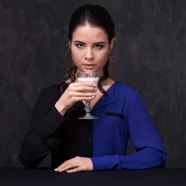 İnsan resmi ya da bir bardak süt ile çekici bir esmer